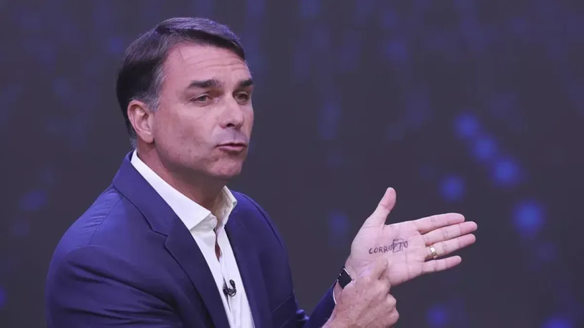 Flávio Bolsonaro huyó de Brasil este martes y está en vuelo a Estados Unidos pese a una prohibición de la Justicia tras su derrota electoral