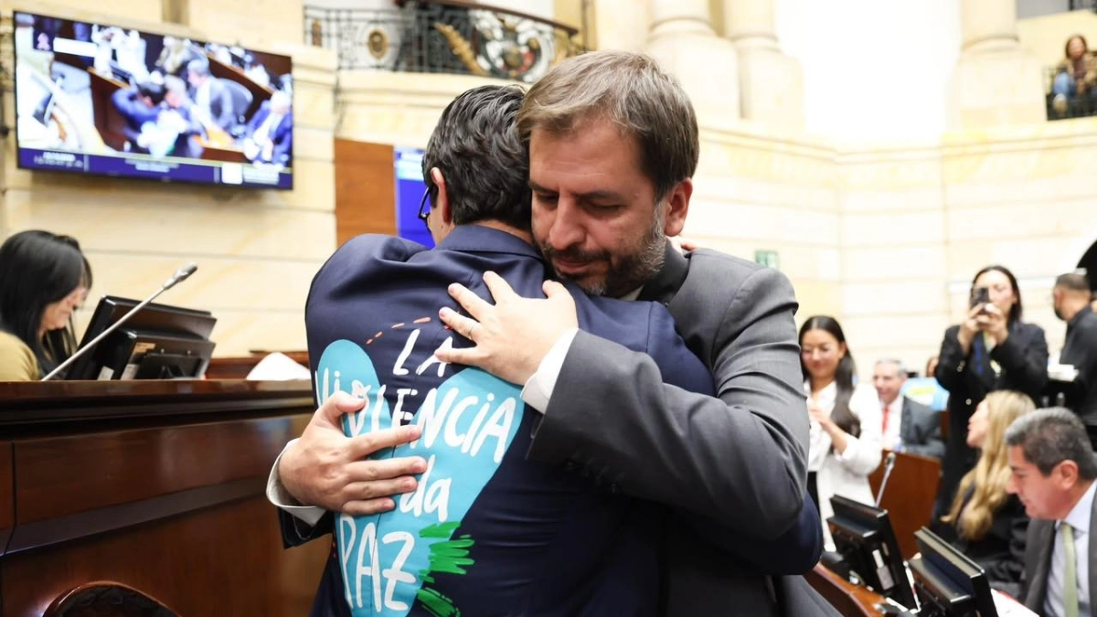‘Las balas van más rápido que las ideas’: un senador propone reemplazar el minuto de silencio por un ‘abrazo por la vida’ en el Congreso