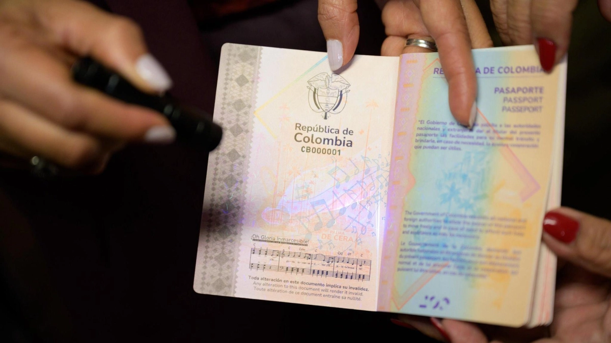 Revelan actores ocultos en la producción de pasaportes del modelo Petro