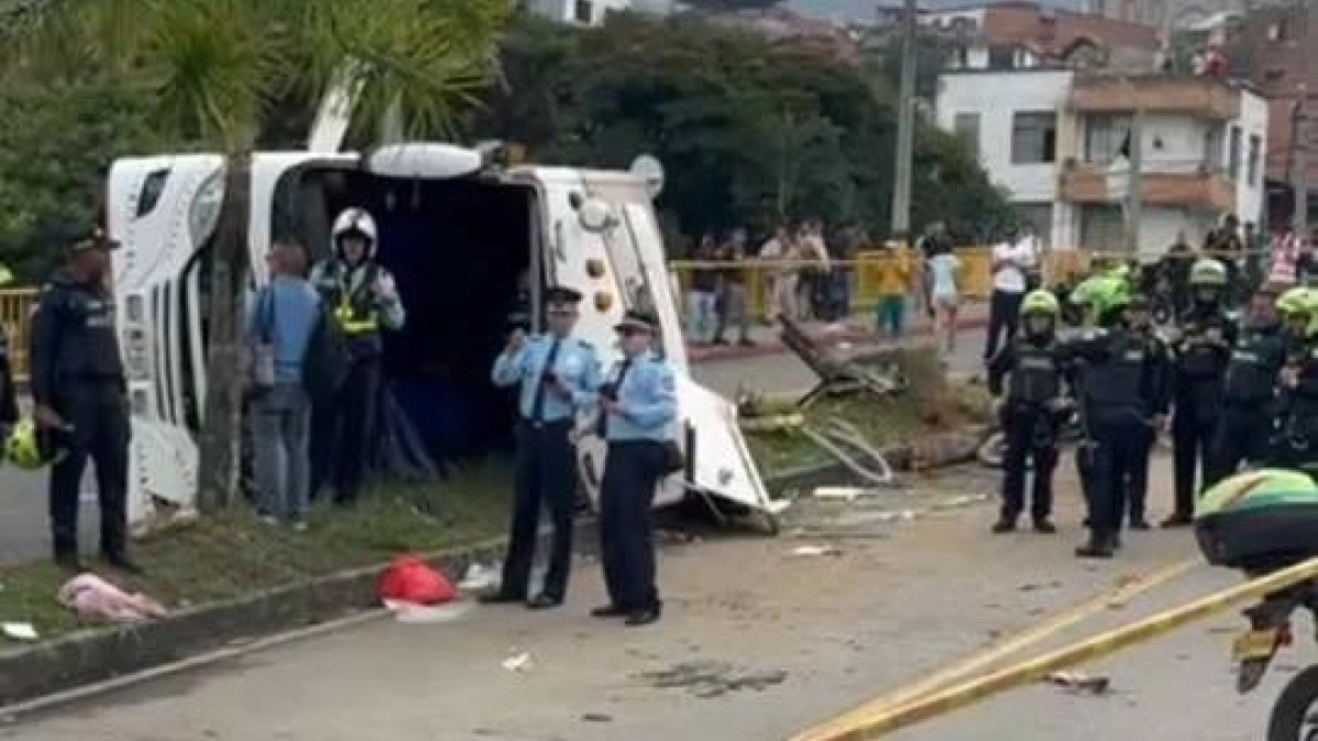Un bus con más de 40 pasajeros hacia una peregrinación religiosa, la mayoría adultos mayores, se volcó en Medellín: 16 personas quedaron heridas