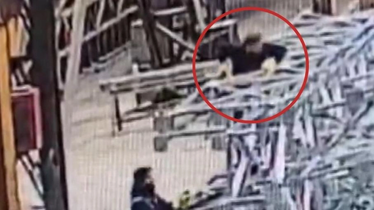  Video: trabajador de 24 años murió tras caerle encima una pesada estructura metálica; hay tres...