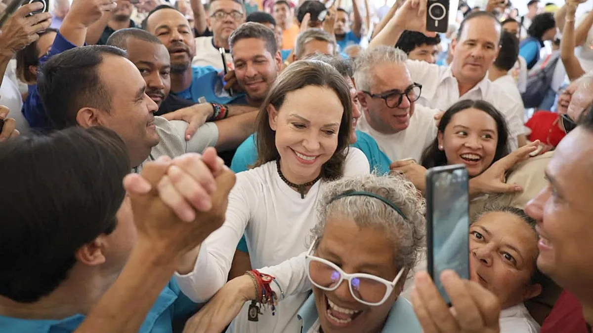Revelan las primeras imágenes de la líder opositora María Corina Machado en Venezuela: saludó a seguidores en la iglesia de Santa Rosa, estado Lara