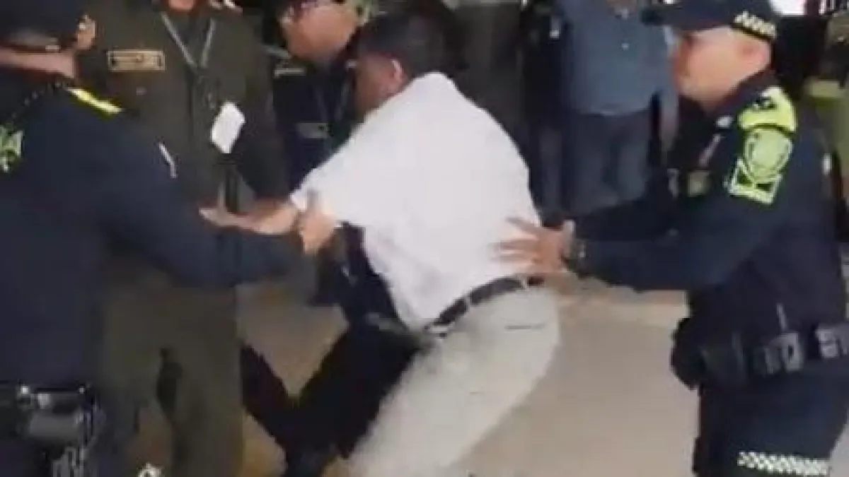 El fuerte altercado que tuvo Hugo Ospina, líder de taxistas de Colombia, con la Policía en el aeropuerto Palonegro en Bucaramanga: lo capturaron
