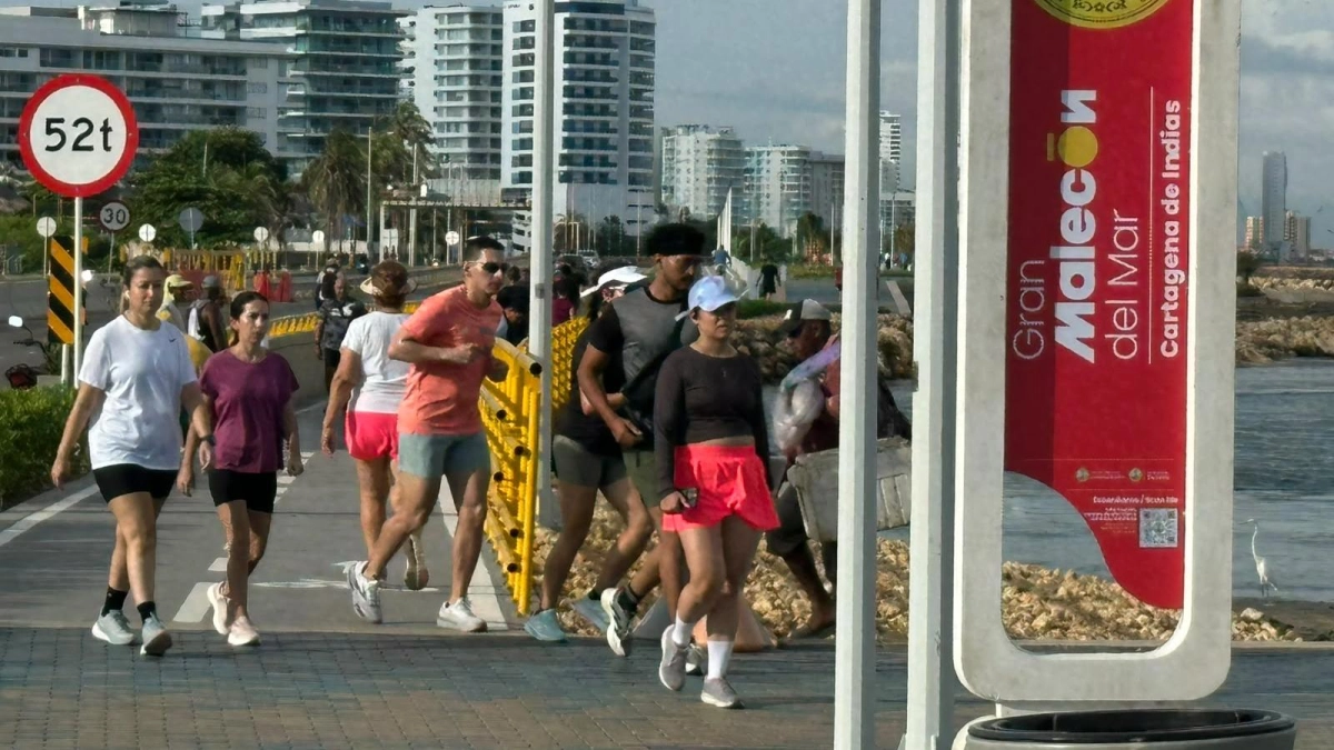 Aún sin ser inaugurado, familias locales y turistas se toman el Gran Malecón del Mar en el norte de Cartagena para correr y contemplar los atardeceres