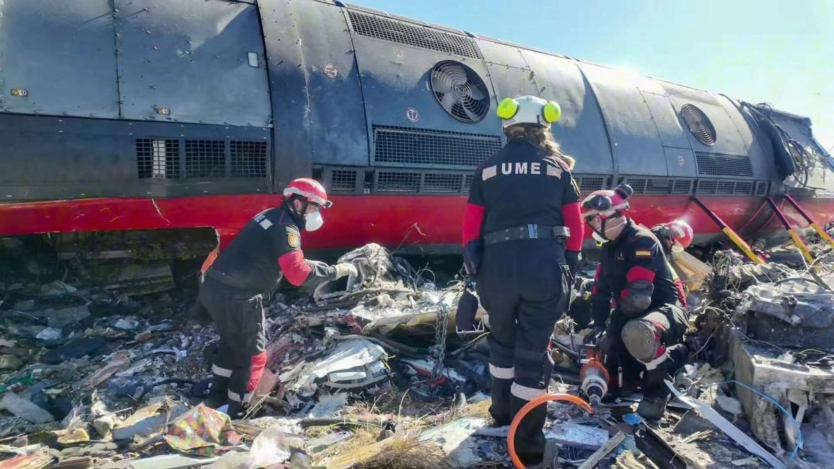 Pedro Sánchez pide esclarecer las causas del choque de trenes en España que dejó al menos 69 muertos