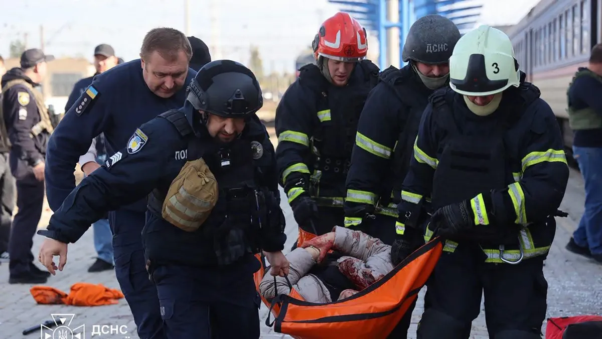 Ataque ruso con drones a estación de trenes en Ucrania deja 14 muertos; Kiev responde con masiva ofensiva en Moscú
