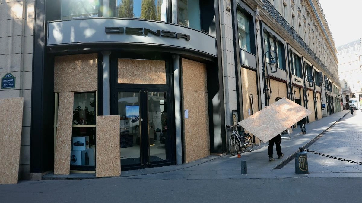 Francia se prepara para una nueva jornada de protestas este sábado: los negocios se blindan en medio de alertas del Gobierno de 'alto riesgo'