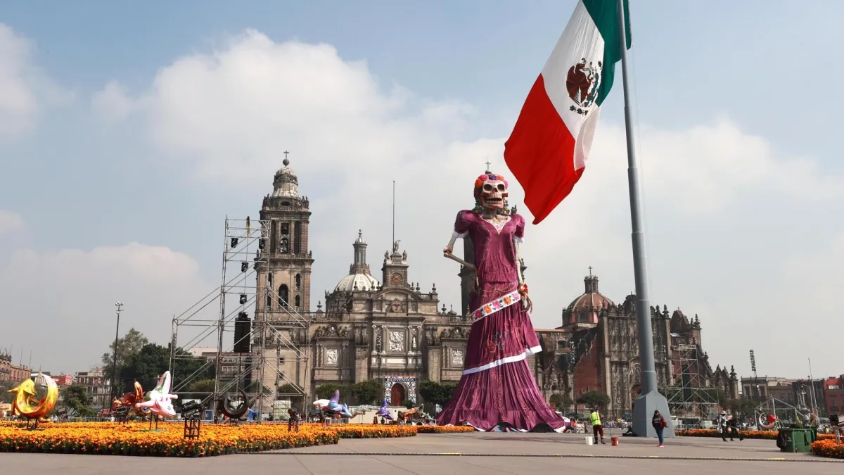 México rompe récord Guinness con la catrina más alta del mundo: mide más de 33 metros y domina el Zócalo por la celebración del Día de Muertos 2026