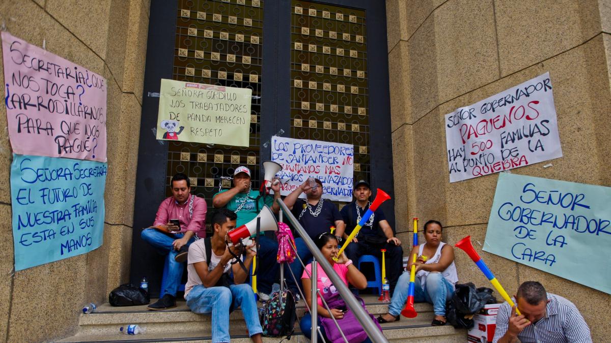 Operadores del Pae protestan en Gobernación de Santander para exigir pagos
