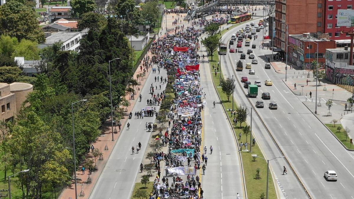 Tráfico comienza a colapsar por marchas de estudiantes en Bogotá