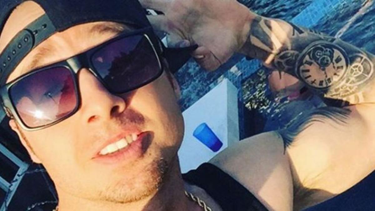 Rapero Jon James muere tras caer de un avión mientras grababa videoclip