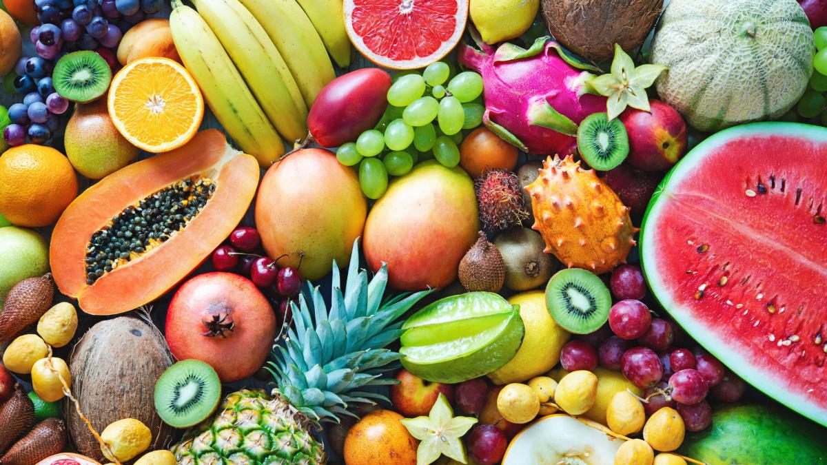 El "superalimento" oculto: Esta es la fruta con más vitamina para subir las defensas rápido: no es la naranja