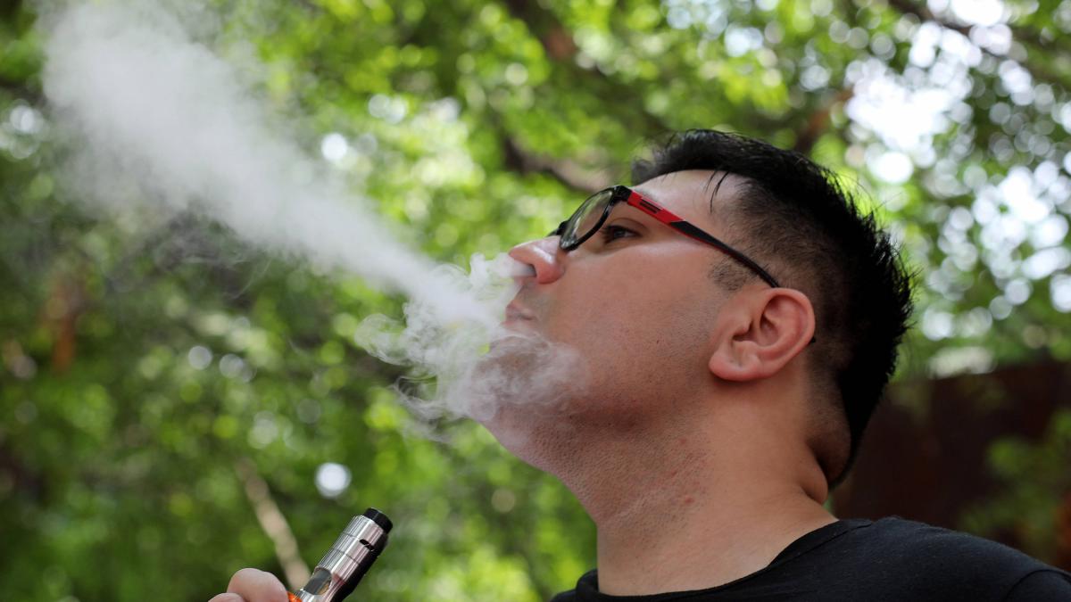 Alcaldía de Medellín prohibió la venta y consumo de vapeadores y cigarrillos electrónicos en colegios, universidades y sus entornos