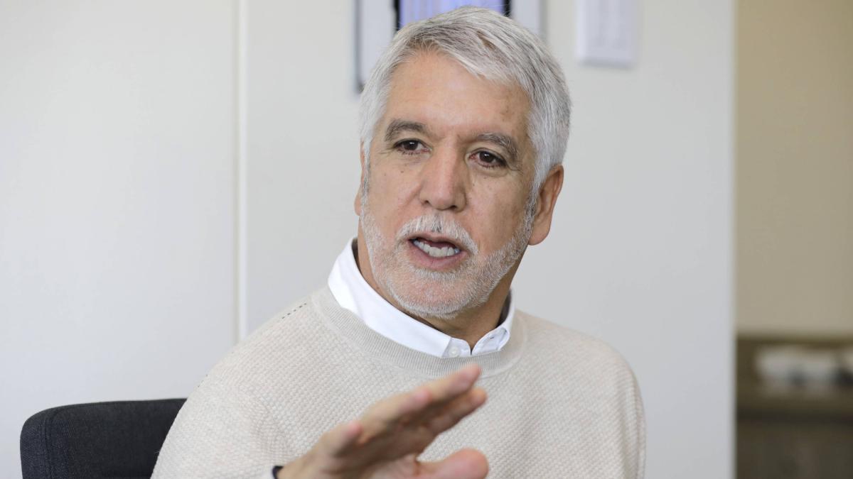 María Isabel Rueda entrevista el precandidato Enrique Peñaolsa