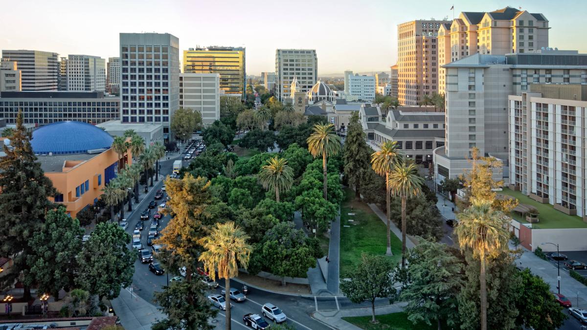 カリフォルニアの最も重要な都市に住むにはドルでいくらかかりますか