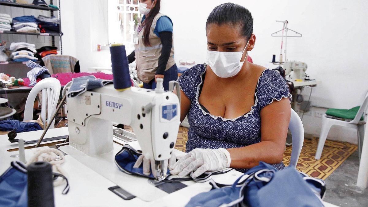 Presión petroquímica desata alzas de hasta 100 % en insumos de la industria textil, según Nuvant