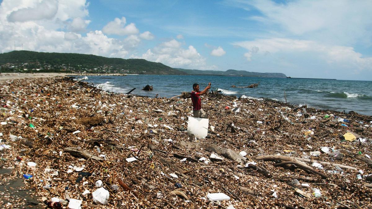 ¿Adónde va la basura que arrastran los arroyos de Barranquilla? Estudio revela cómo llega al Magdalena y altera el paisaje