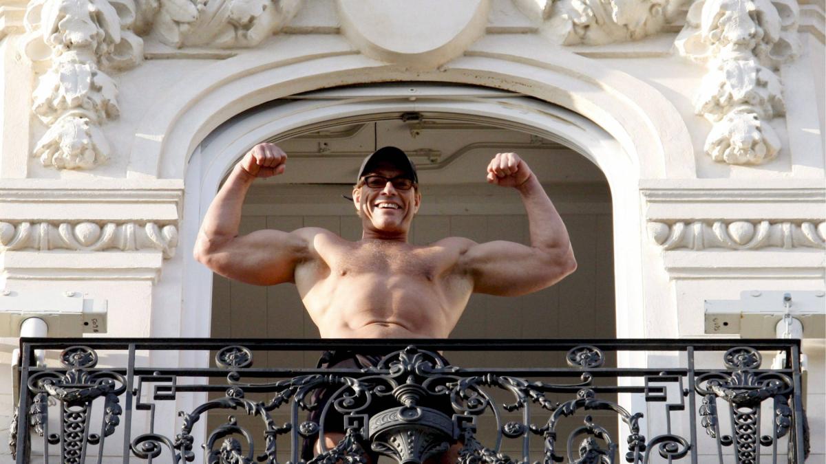 Jean-Claude Van Damme revela la rutina que lo mantiene en forma a los 65 años: flexibilidad, control y longevidad