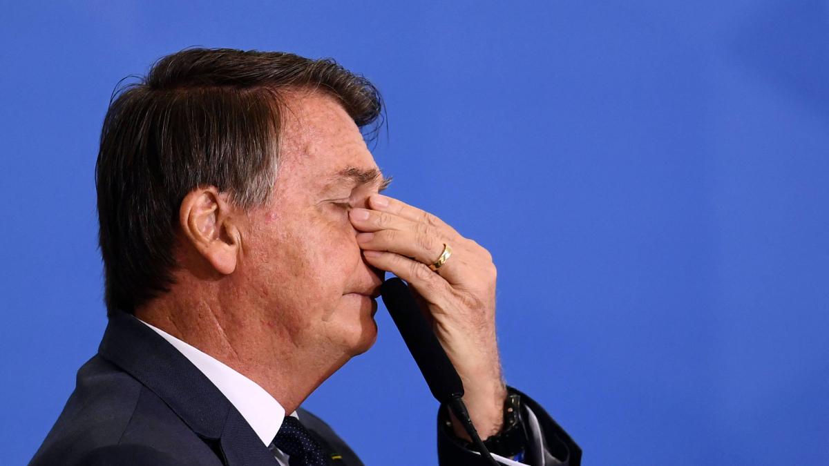 El expresidente de Brasil, Jair Bolsonaro deja la prisión domiciliaria para ir al hospital, por una emergencia médica, afirmó su hijo