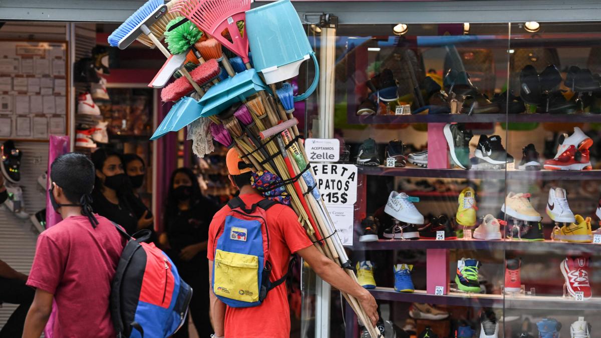 Gobierno celebra que ya no somos tan pobres mientras 1 de 3 familias eligen entre comer y pagar servicios