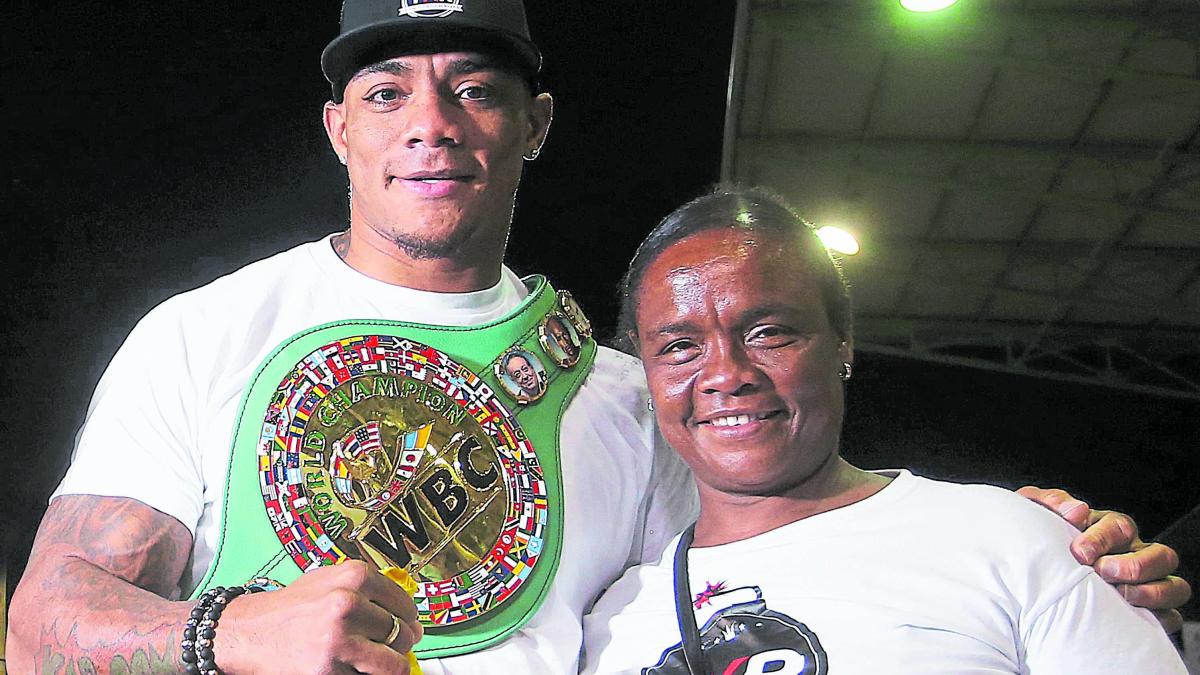 El éxito del boxeador Óscar Rivas y el gran apoyo de su madre