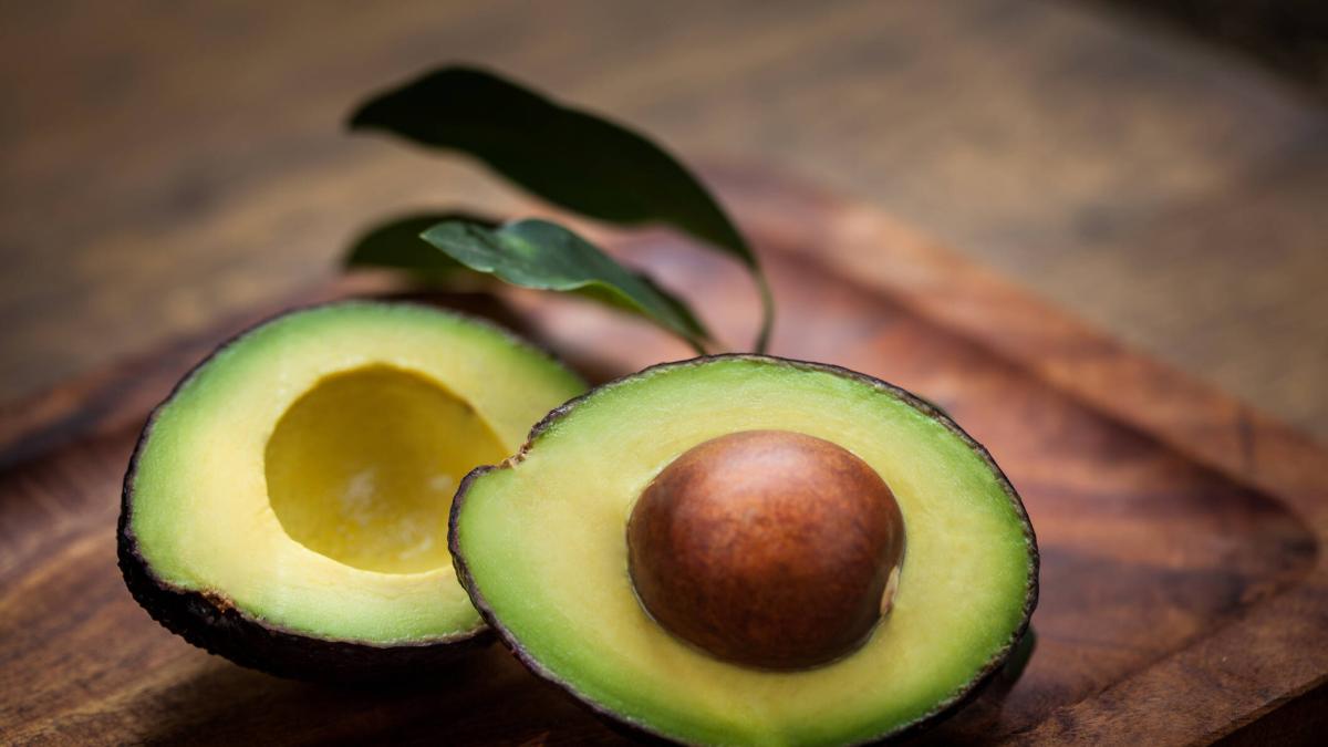 Los beneficios del aguacate para la salud y quiénes no lo deberían comer, según expertos