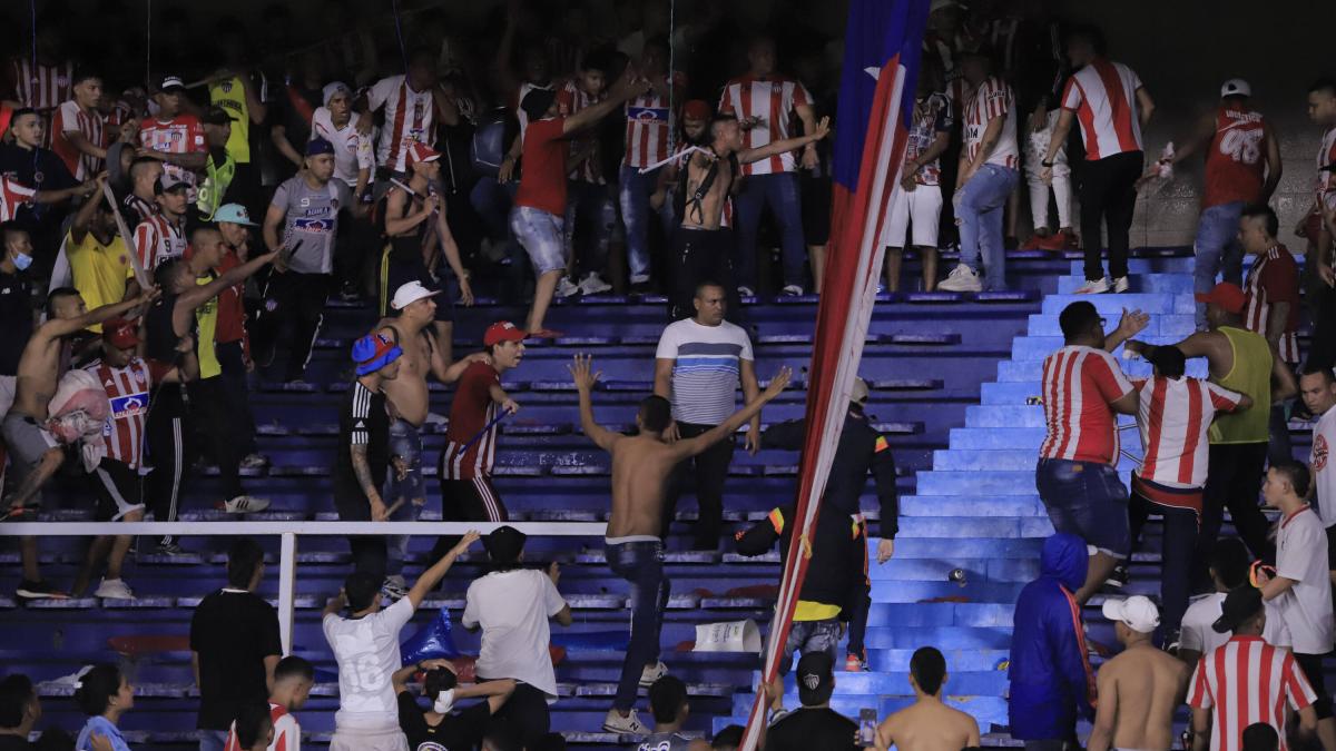 Junior vs Millonarios: pelea de hinchas en el estadio Metropolitano