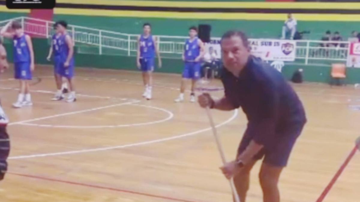 Oscar Córdoba trapeó coliseo de Bucaramanga por mal estado