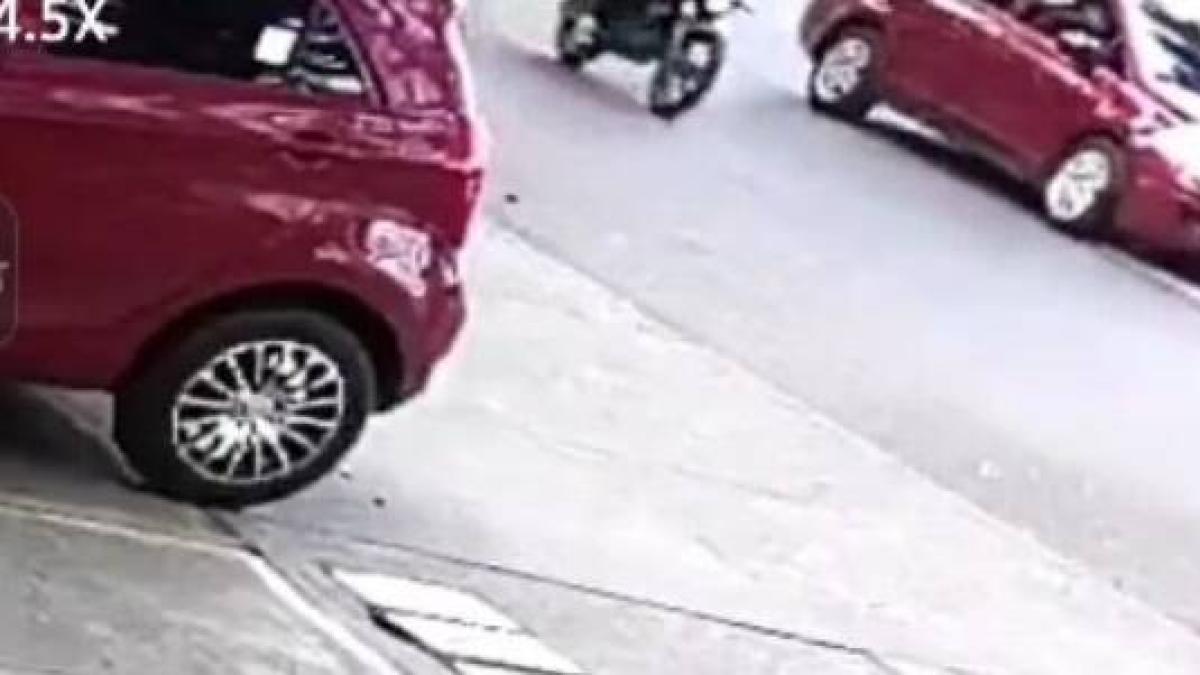 Mujer y su hijo se salvan de milagro tras ser arrollados por moto y carro