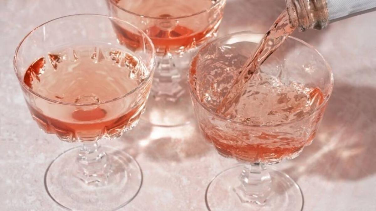 ¿Cómo se toma la champaña rosada y cuáles son su carácteristicas?