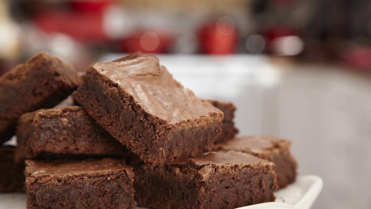 Brownies de banano y cacao sin harina ni azúcar: receta fácil para preparar este clásico con solo dos bananos