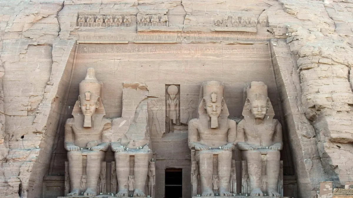 Hombre descubre por accidente una estatua monumental del faraón Ramsés II en el terreno de su casa en Egipto