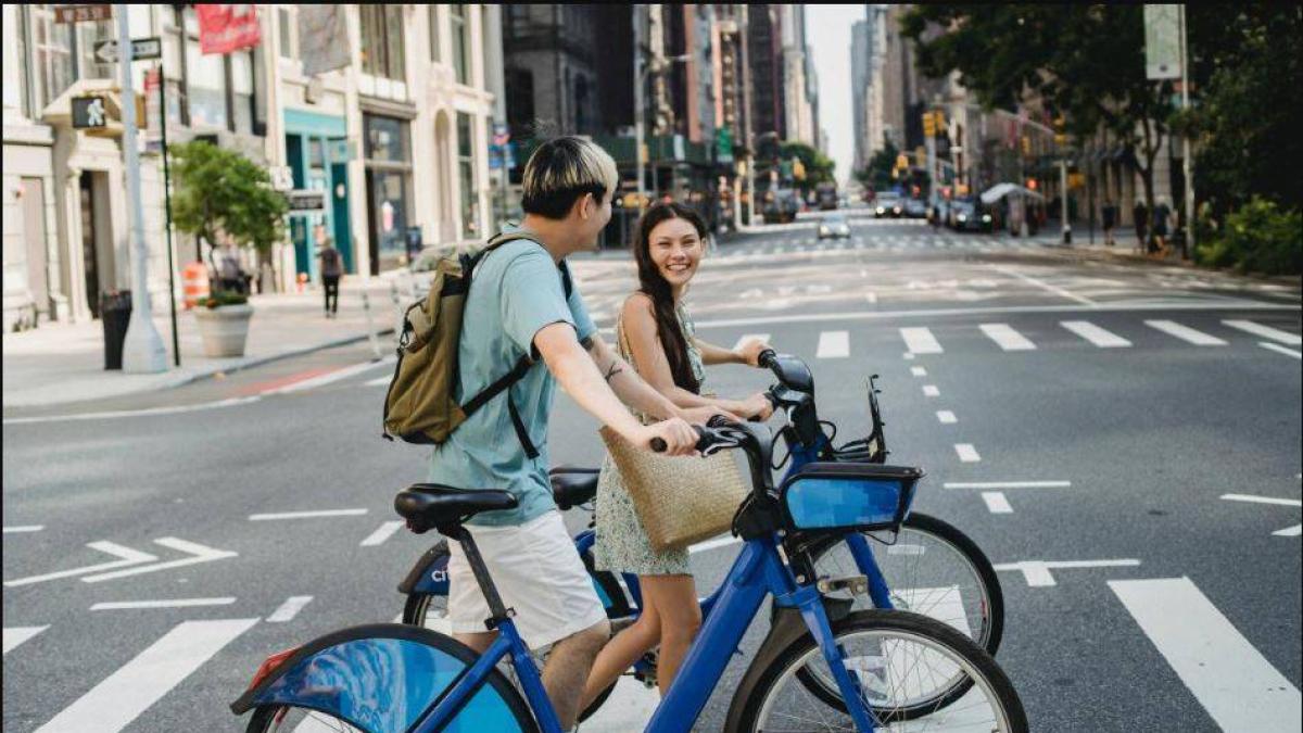 En el mes de la bicicleta, Bogotá mira hacia Ámsterdam: dos capitales que pedalean para descubrirse