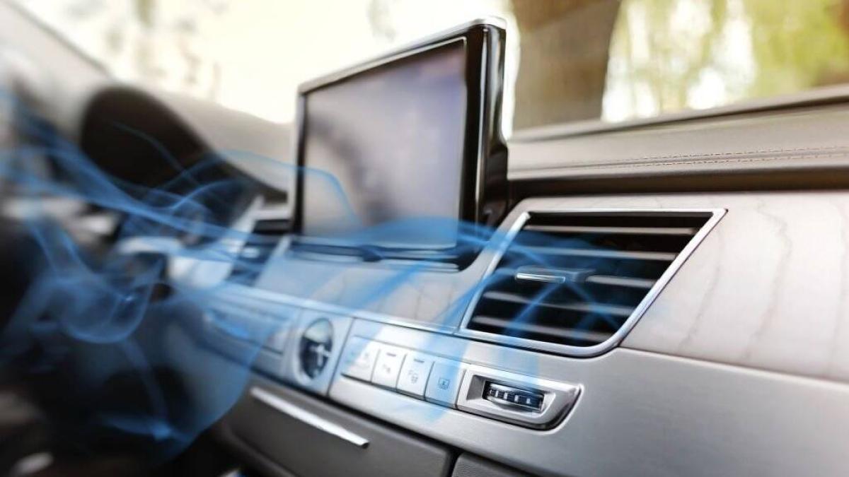 El error que los conductores cometen al prender el aire acondicionado de un carro que estuvo al sol: un mecánico explica qué hacer primero