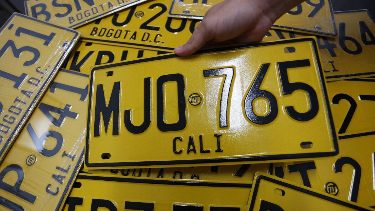 ¿Qué significan las letras en las placas de los carros en Colombia?