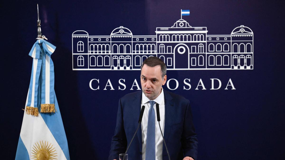  Jefe de Ministros de Milei en Argentina confiesa que ocult&oacute; 500.000 d&oacute;lares de su declaraci&oacute;n...