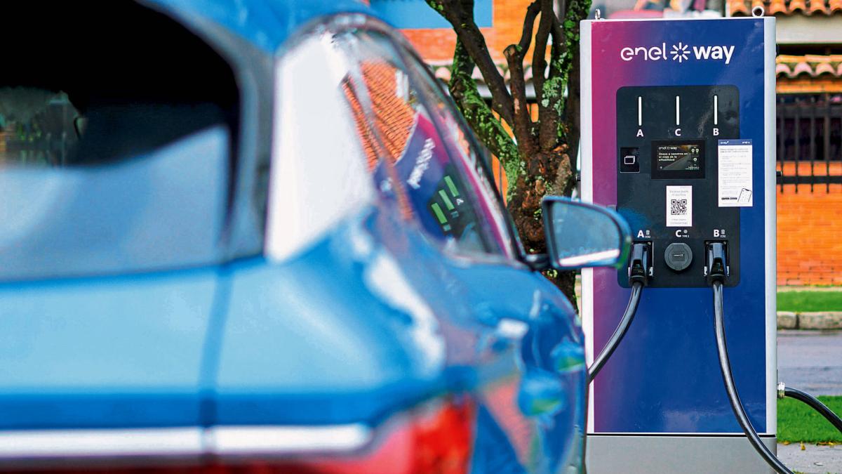Crisis de cargadores en Colombia para carros eléctricos: muchas ventas, pocos enchufes públicos