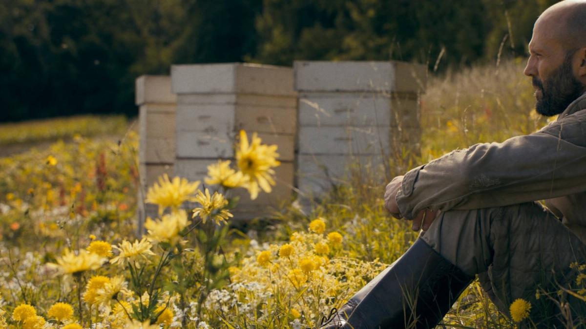 Jason Statham regresa como Adam Clay en el tráiler de Beekeeper 2: El protector; trama, reparto con Jeremy Irons y Pom Klementieff y fecha de estreno