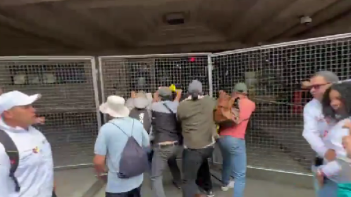 Grupo de manifestantes intentó ingresar a la fuerza al Palacio de Justicia