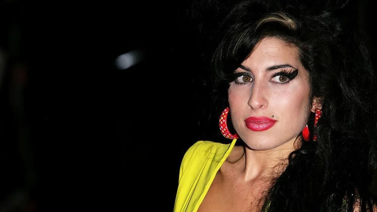 La música británica sigue buscando a la 'heredera' de Amy Winehouse, 15 años después de su muerte
