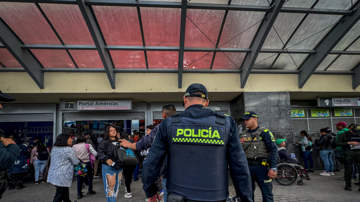 TransMilenio y Policía de Bogotá sellan millonario convenio para blindar la seguridad del sistema