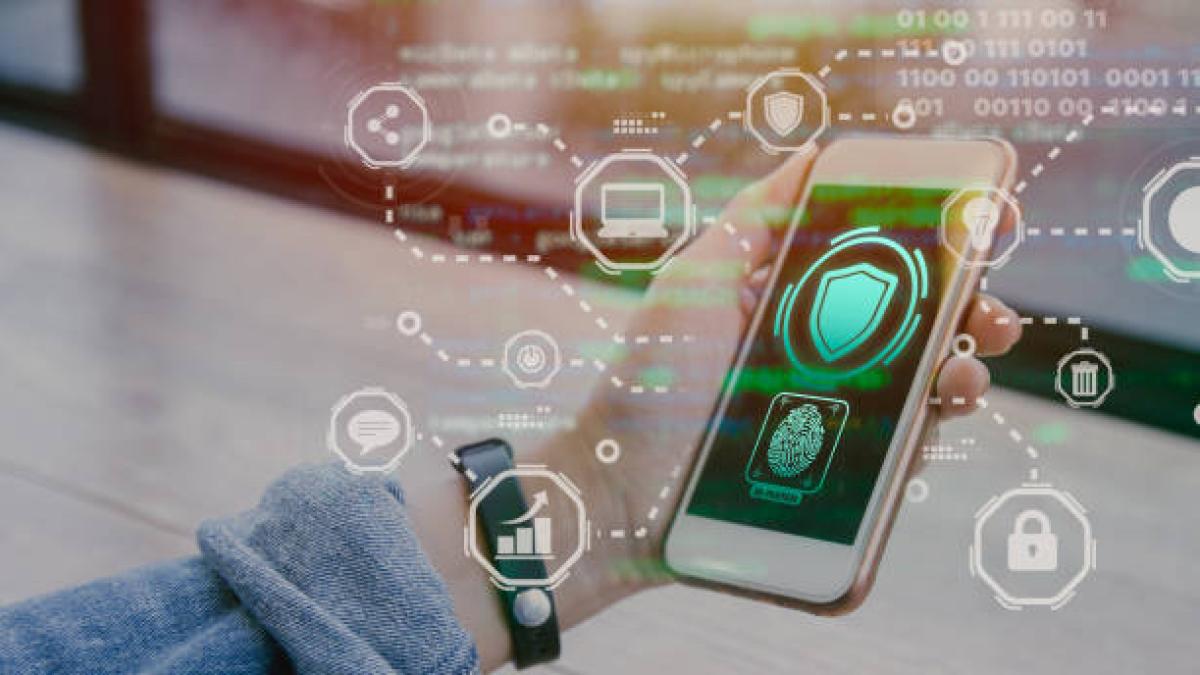 Cuídese de las estafas digitales en Semana Santa: viajeros enfrentan riesgos por Wi-Fi, QR falsos y fraudes en reservas