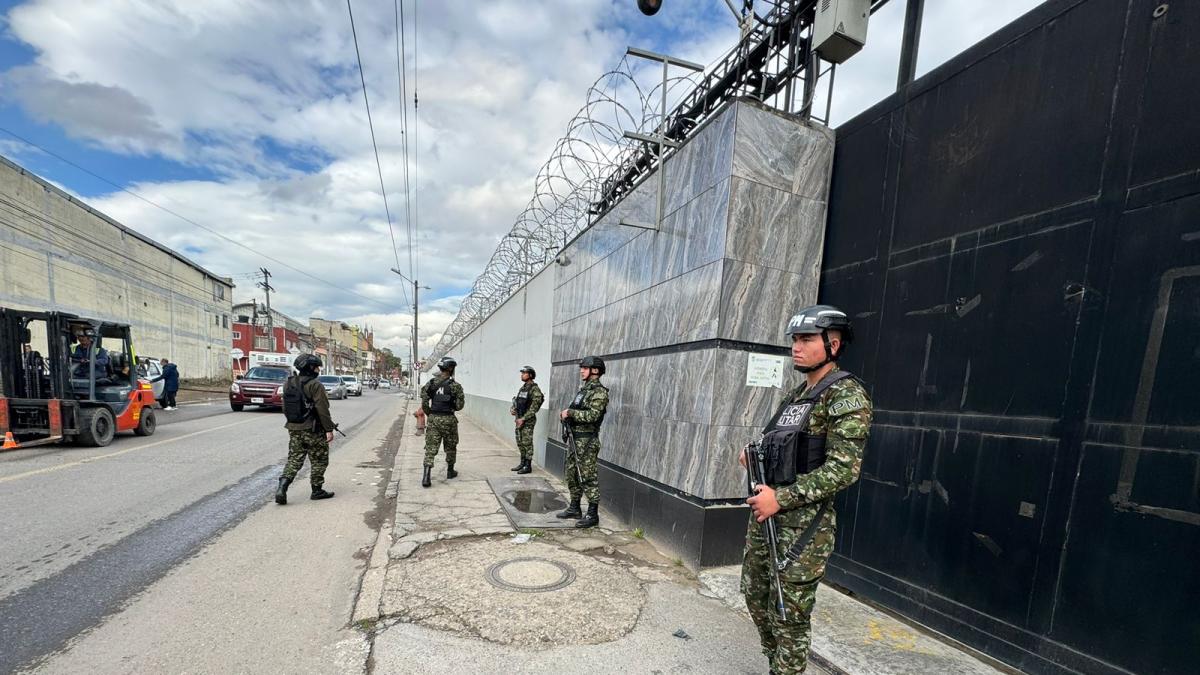 Atentado al Inpec en Bogotá: dispararon contra tres guardias que estaban a las afueras de la cárcel La Modelo