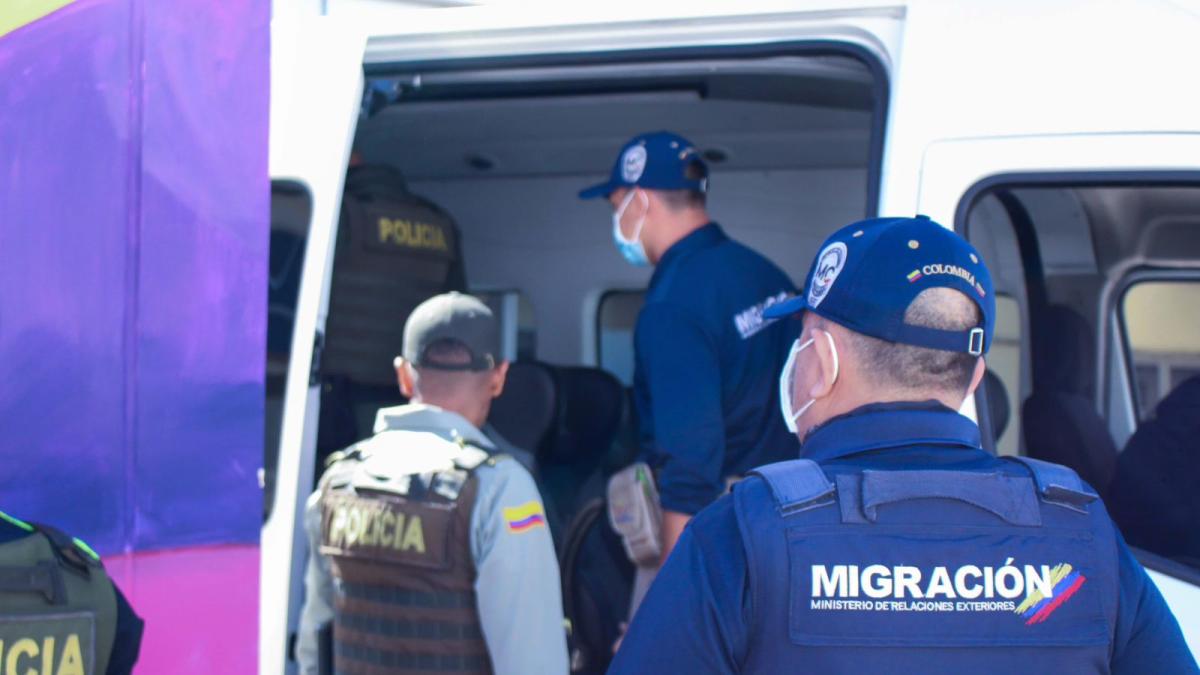 Otros 11 extranjeros fueron expulsados en Bucaramanga por reincidir en conductas ilegales: continúan los operativos de Migración Colombia