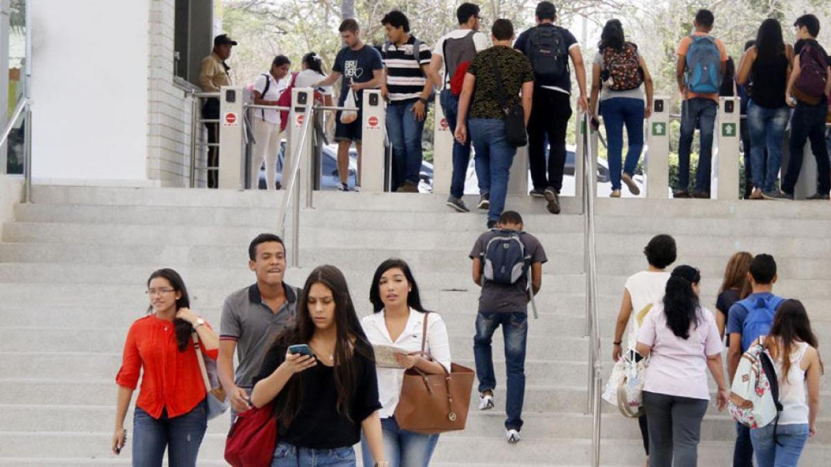 Solo 16 de cada 100 estudiantes en Colombia terminan su carrera profesional a tiempo: preocupantes datos de nuevo informe sobre educación de la Ocde