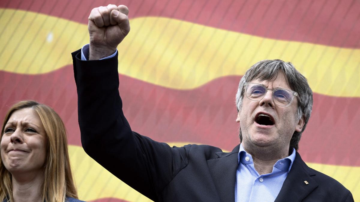 Carles Puigdemont, el líder político que intentó independizar Cataluña, podrá volver a España después de que le levantaron la orden de captura