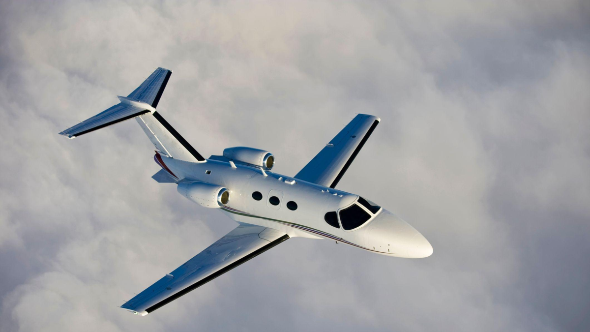 Grave accidente aéreo en Bolivia por avión privado que se precipitó tras volar en círculos por dos horas: confirman muerte de piloto y copiloto