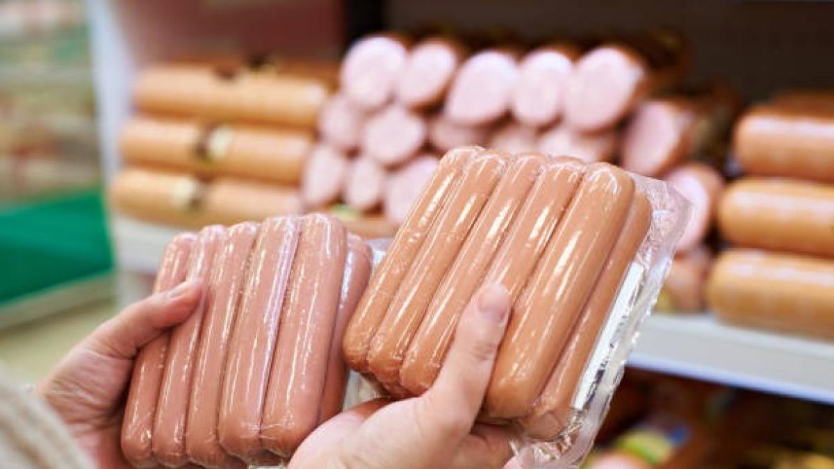El ingrediente que más abunda en algunas salchichas económicas no es la carne, según estudio