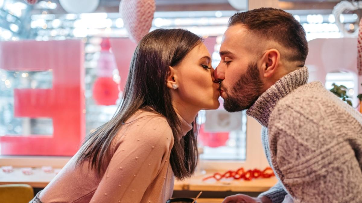 El celular se interpone en los encuentros: estudio revela que seis de cada diez colombianos se han sentido ignorados por su pareja o acompañante