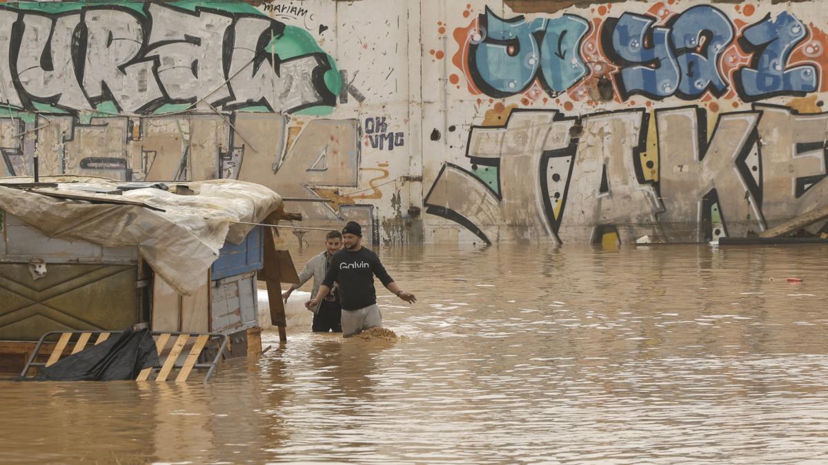 Fuertes lluvias ponen en alerta roja a Valencia, España: cierres escolares y caos ferroviario, mientras crece el miedo tras la tragedia del 2024